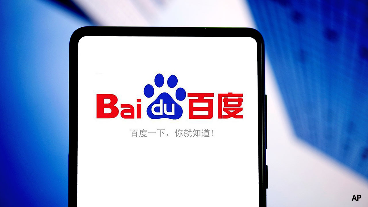 A mobile phone user uses the mobile app of Baidu search engine